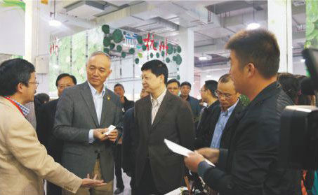 原浙江省常務(wù)副省長蔡奇在臺州市委書記吳蔚榮和市長張兵等領(lǐng)導(dǎo)陪同下詳細(xì)了解玉環(huán)火山茶發(fā)展情況。