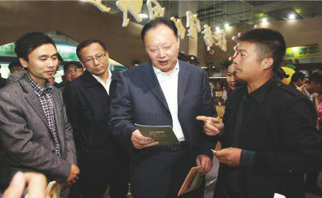 浙江省人大常委會副主任茅臨生在省農(nóng)業(yè)廳廳長史濟(jì)錫等領(lǐng)導(dǎo)陪同下與玉環(huán)火山茶創(chuàng)始人林招水親切交談。